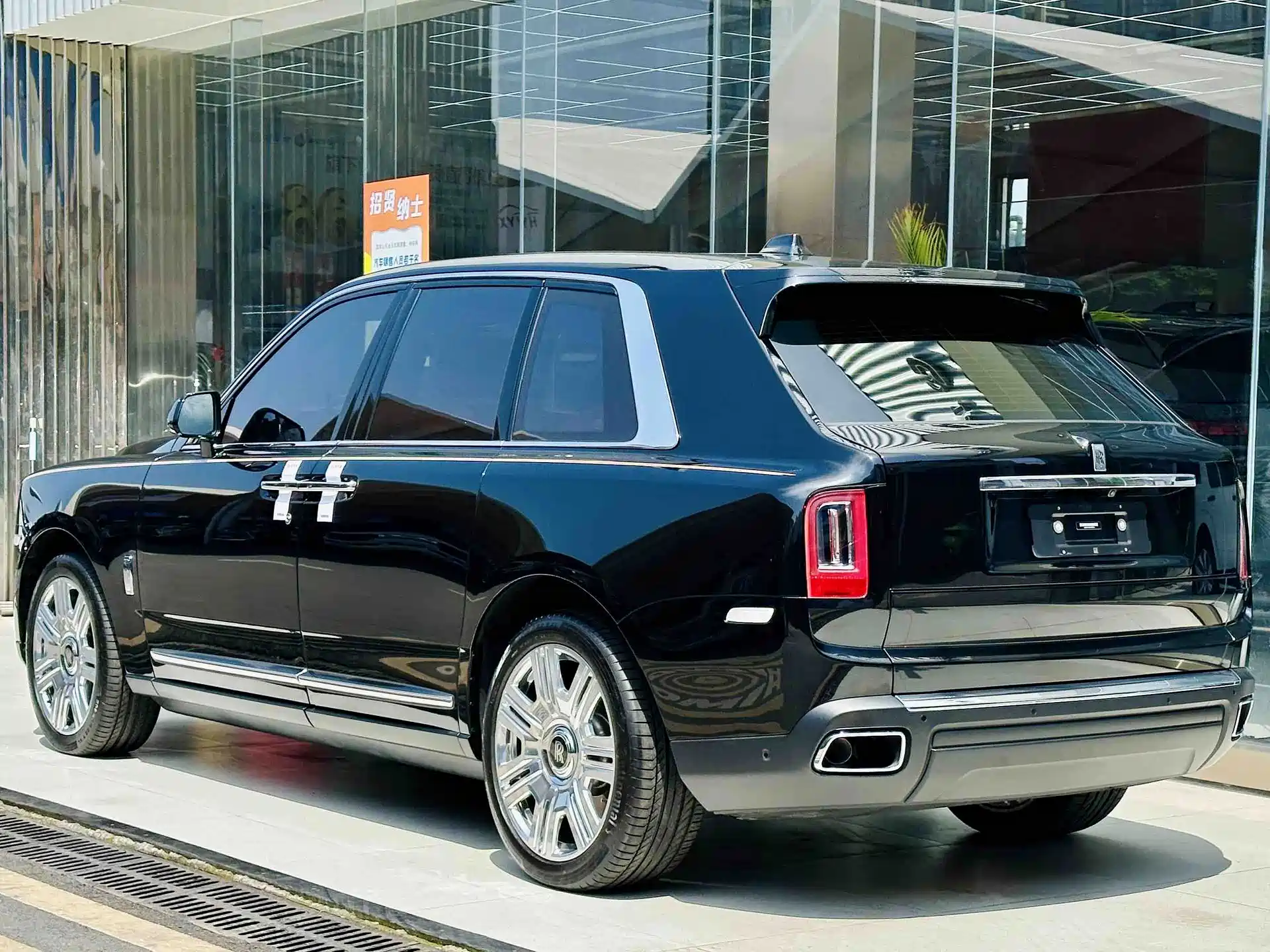 Фото 4 - Rolls-Royce Cullinan