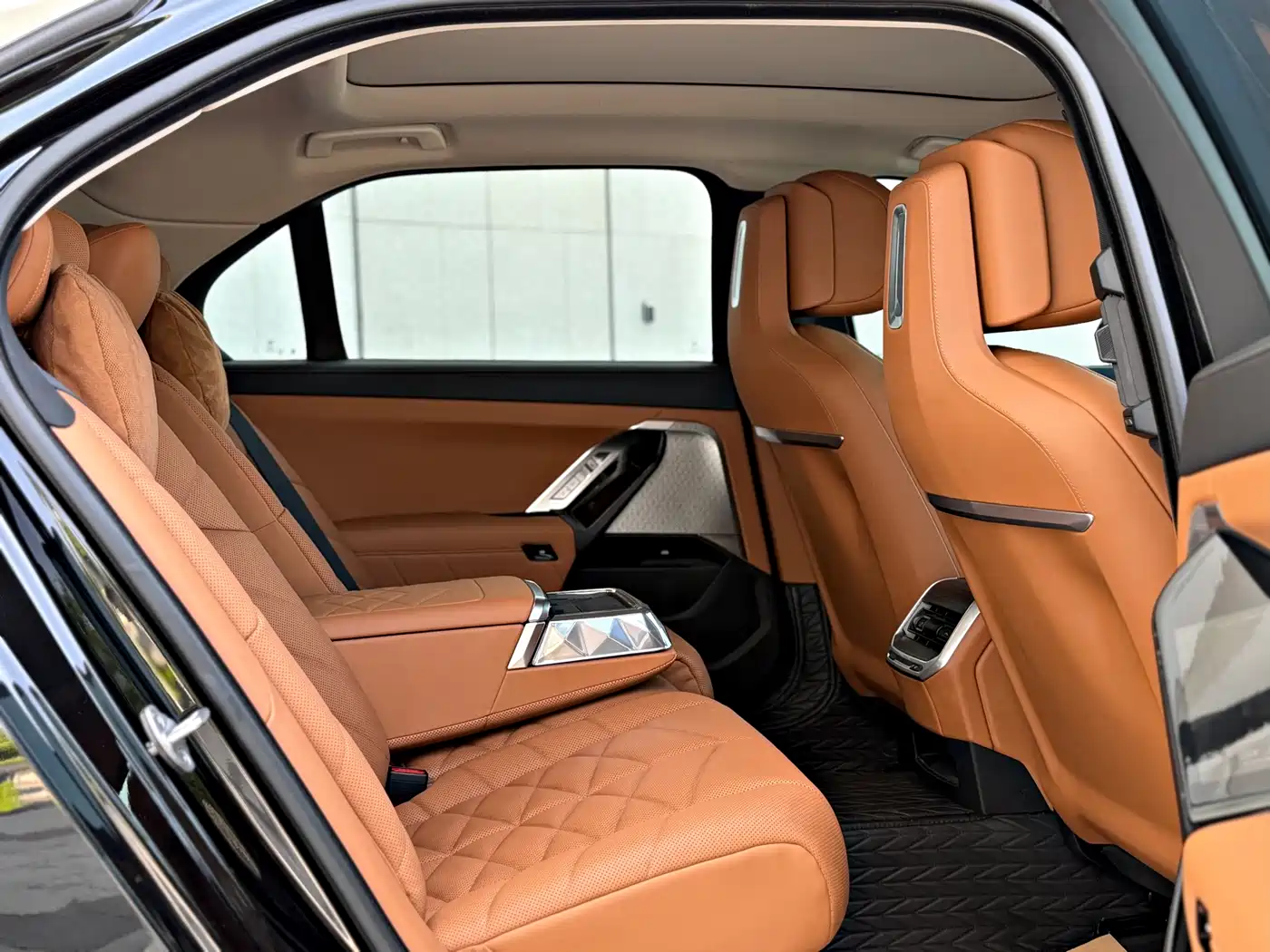 BMW 7 Series 2023 Model 735Li M Sport Package фото 13