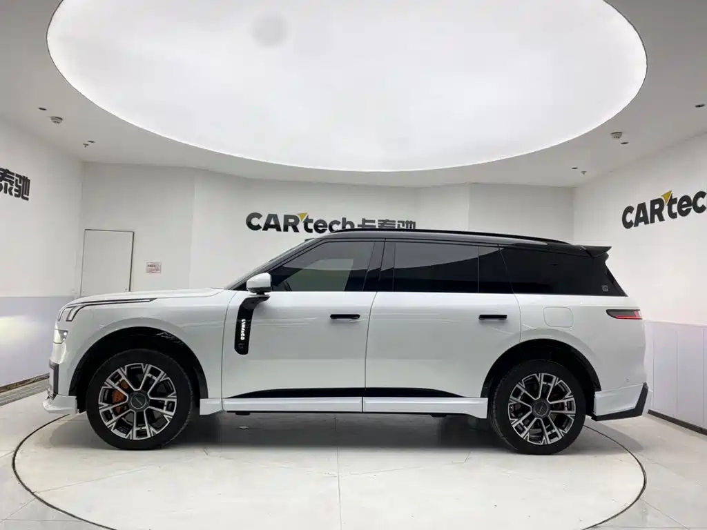Photo 8 - Lynk & Co 900
