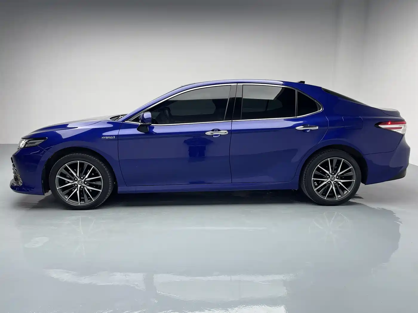 Toyota Camry 2021 Hybrid 2.5HG Luxury Edition фото 4