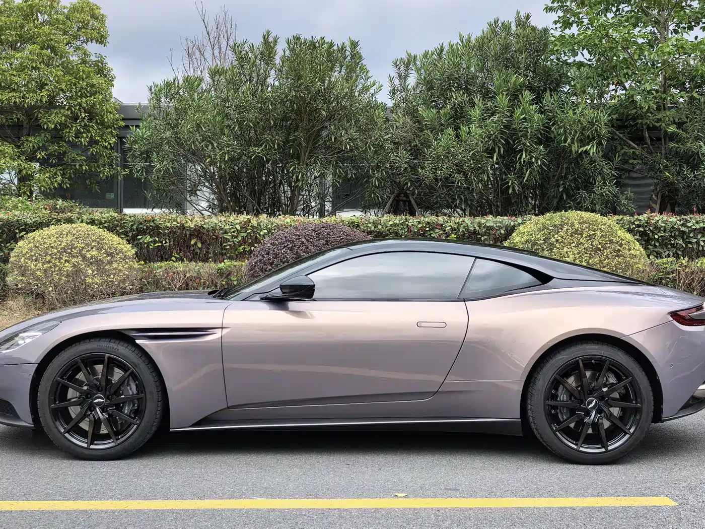 ASTON MARTIN DB11
