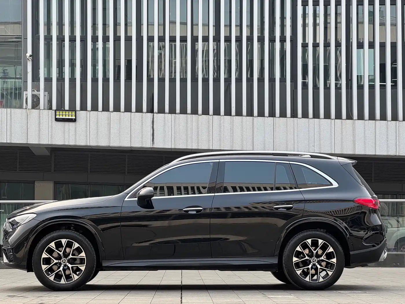Mercedes-Benz GLC 2023 GLC 260 L 4MATIC Luxury 5-Seater фото 4