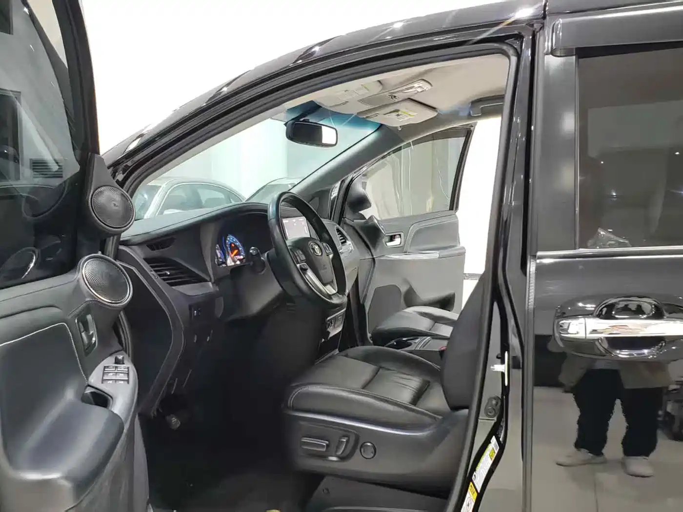 Toyota Sienna 2015 3.5L 2WD LE фото 4