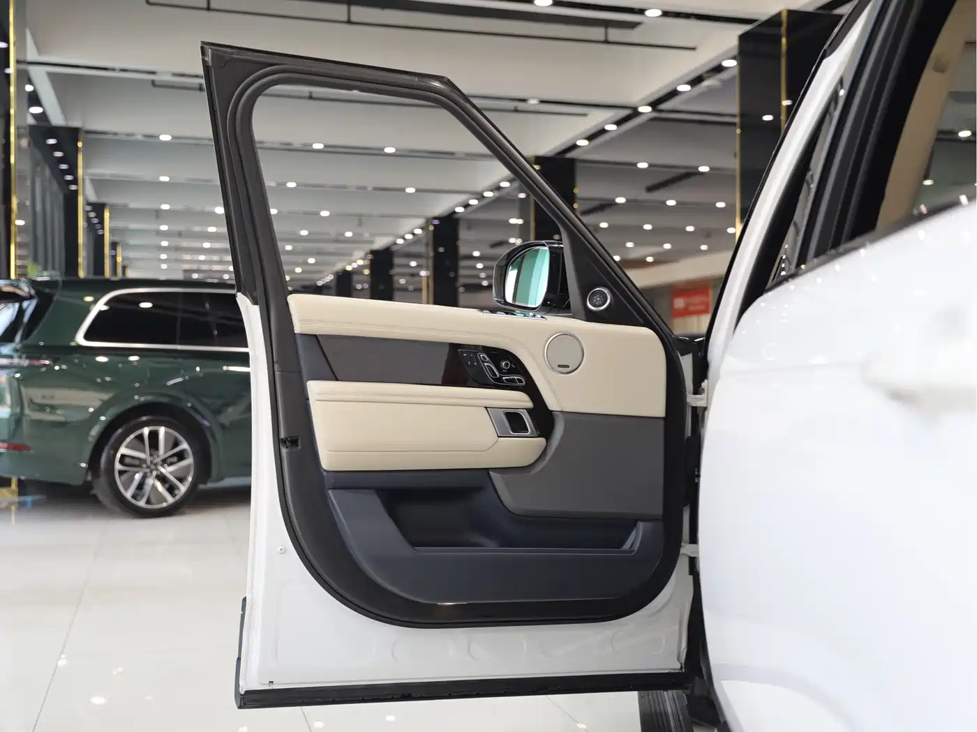 Land Rover Range Rover 2021 3.0 L6 Heritage Extended Classic Edition фото 5