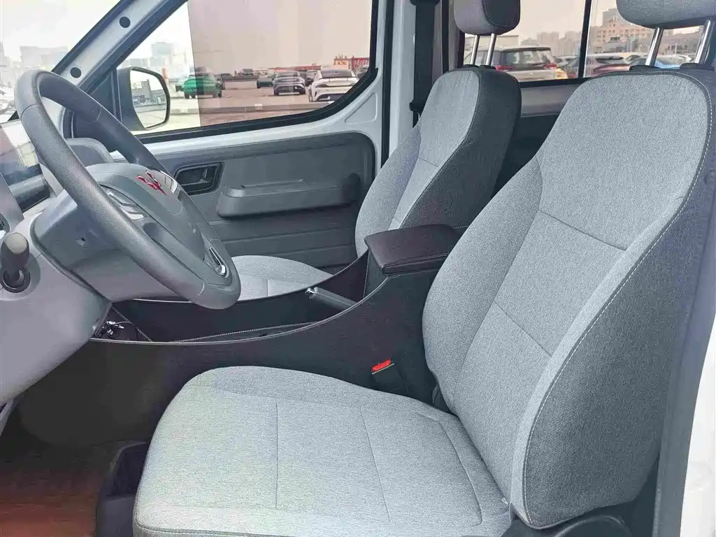 Wuling Motors Wuling Yangguang 2025 2024 300km Comfort Passenger Version 60kW