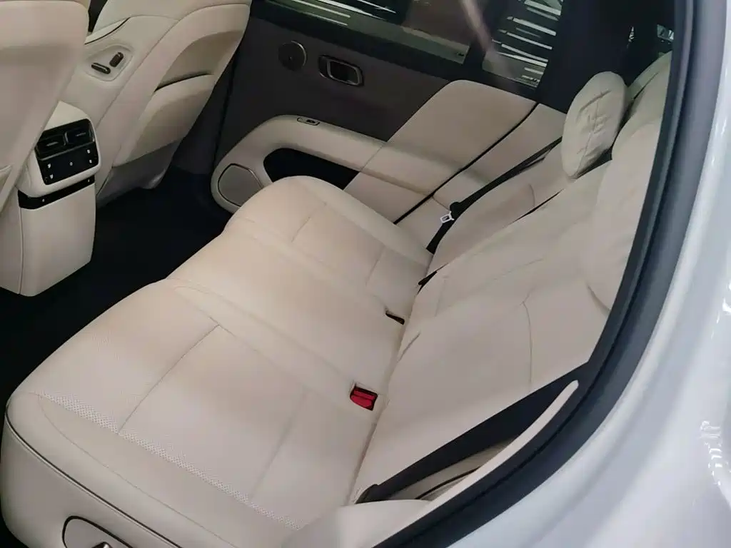 صورة 17 - Li Auto i6