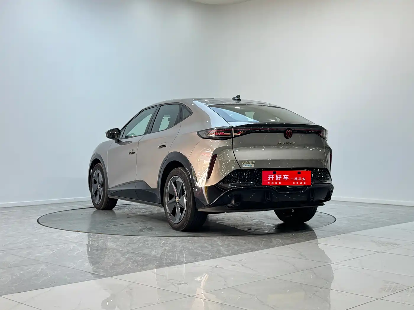 VOLKSWAGEN WITH THE CROWD 06