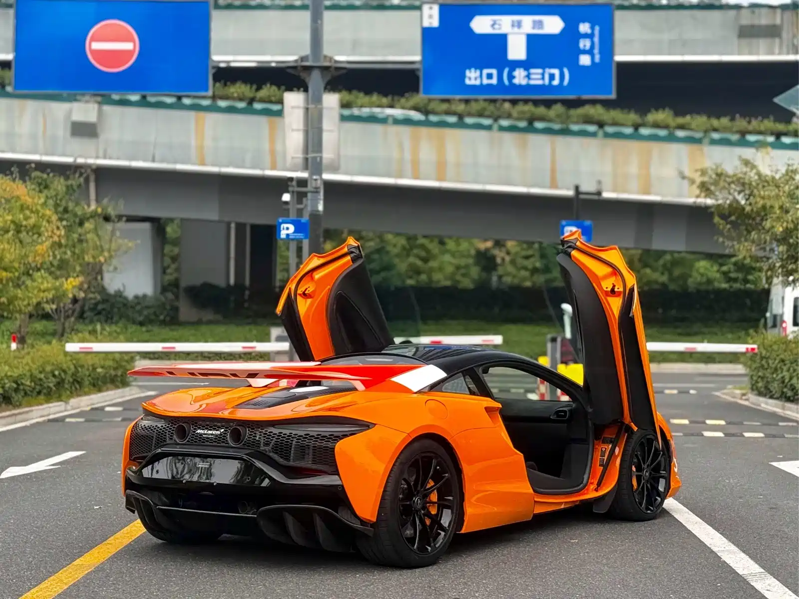 Photo 7 - McLaren Artura
