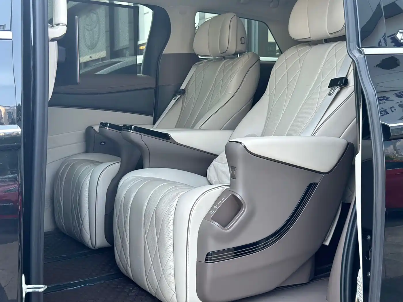 Denza D9 2022 2022 DM-i 970 AWD Flagship
