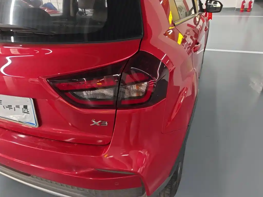 Фото 8 - Geely Vision X3