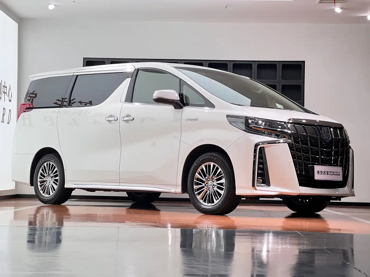 Toyota Alphard 2023 Dual Hybrid 2.5L Ultimate Gold Edition фото 3