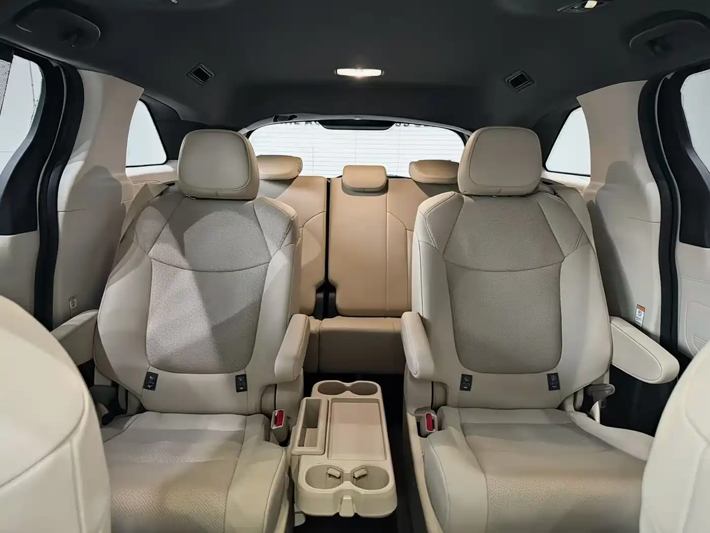 Toyota Sienna 2023 2.5L Hybrid Luxury Edition фото 10