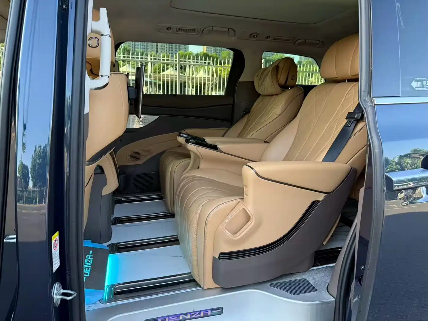 Denza D9 2022 DM-i 970 AWD Flagship фото 6
