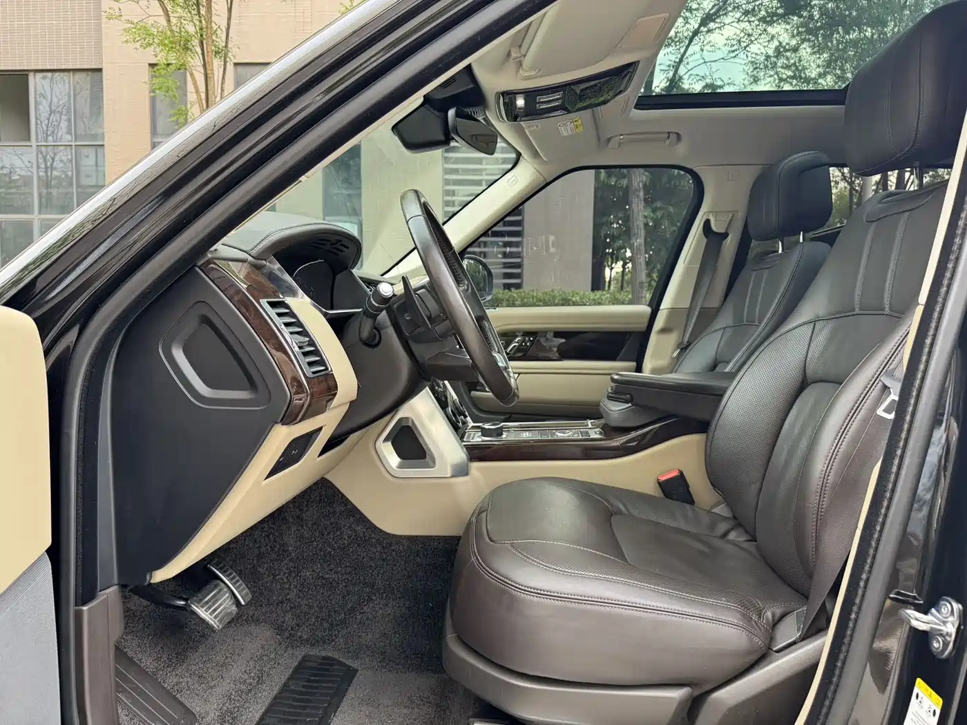 Land Rover Range Rover 2021 3.0 L6 Heritage Extended Classic Edition фото 6