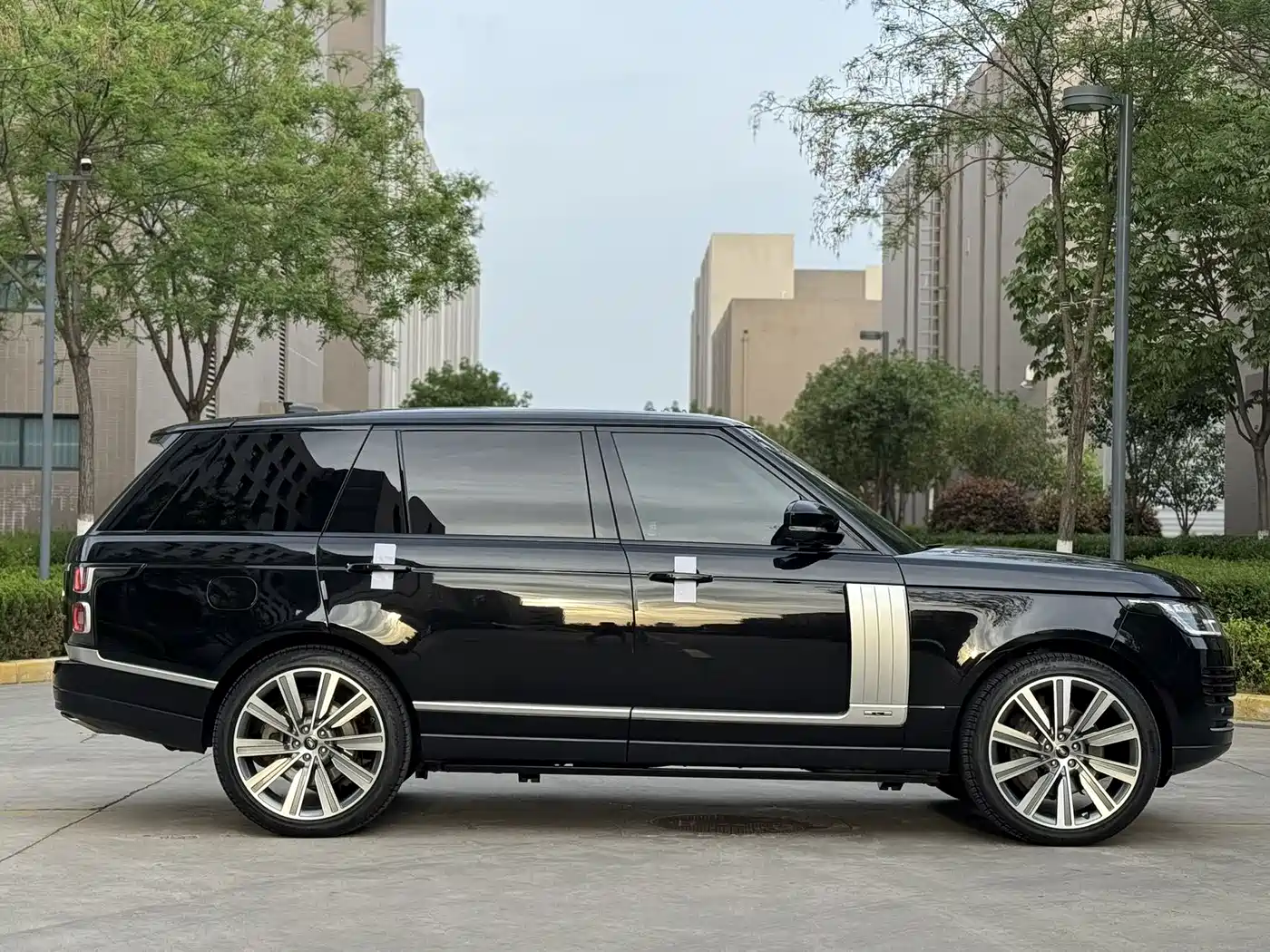 Land Rover Range Rover 2021 3.0 L6 Heritage Extended Classic Edition фото 18