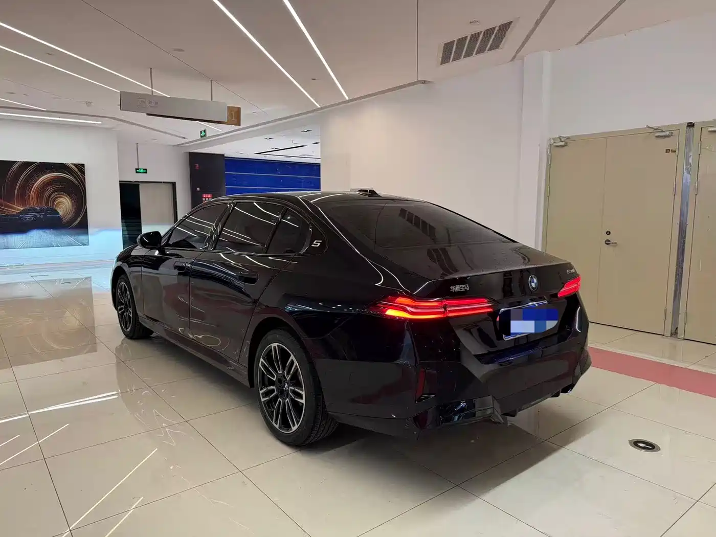 BMW 5 Series 2024 530Li Leading M Sport Package фото 19