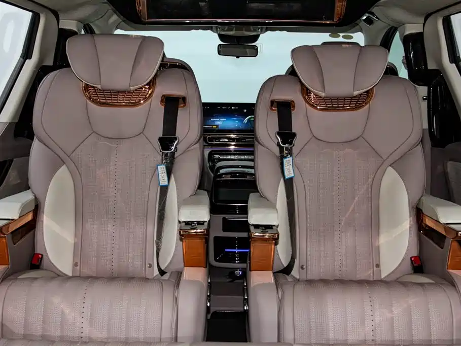 Mercedes-Benz Vito 2024 2.0T Business 8-Seater фото 36