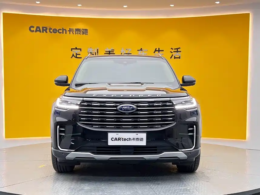 Photo 3 - Ford Explorer