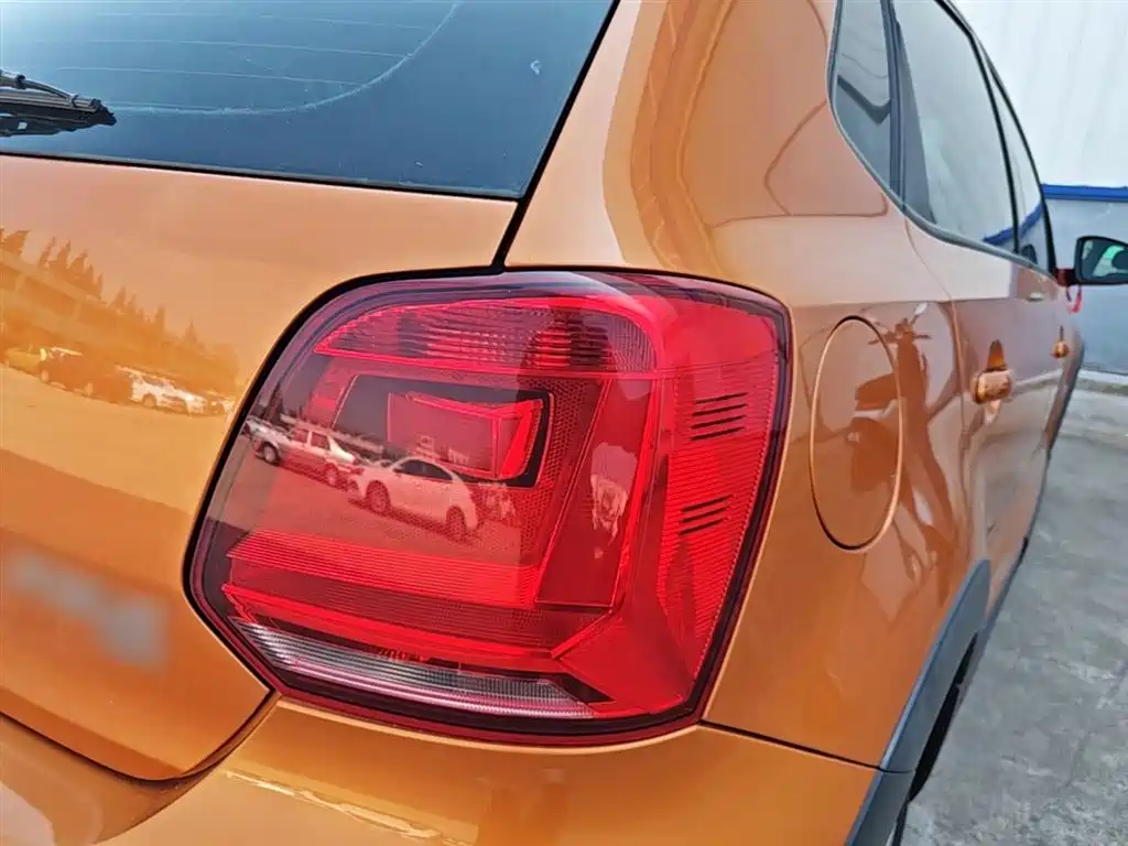 Volkswagen Polo 2014 1.6L Cross Polo Automatic фото 8