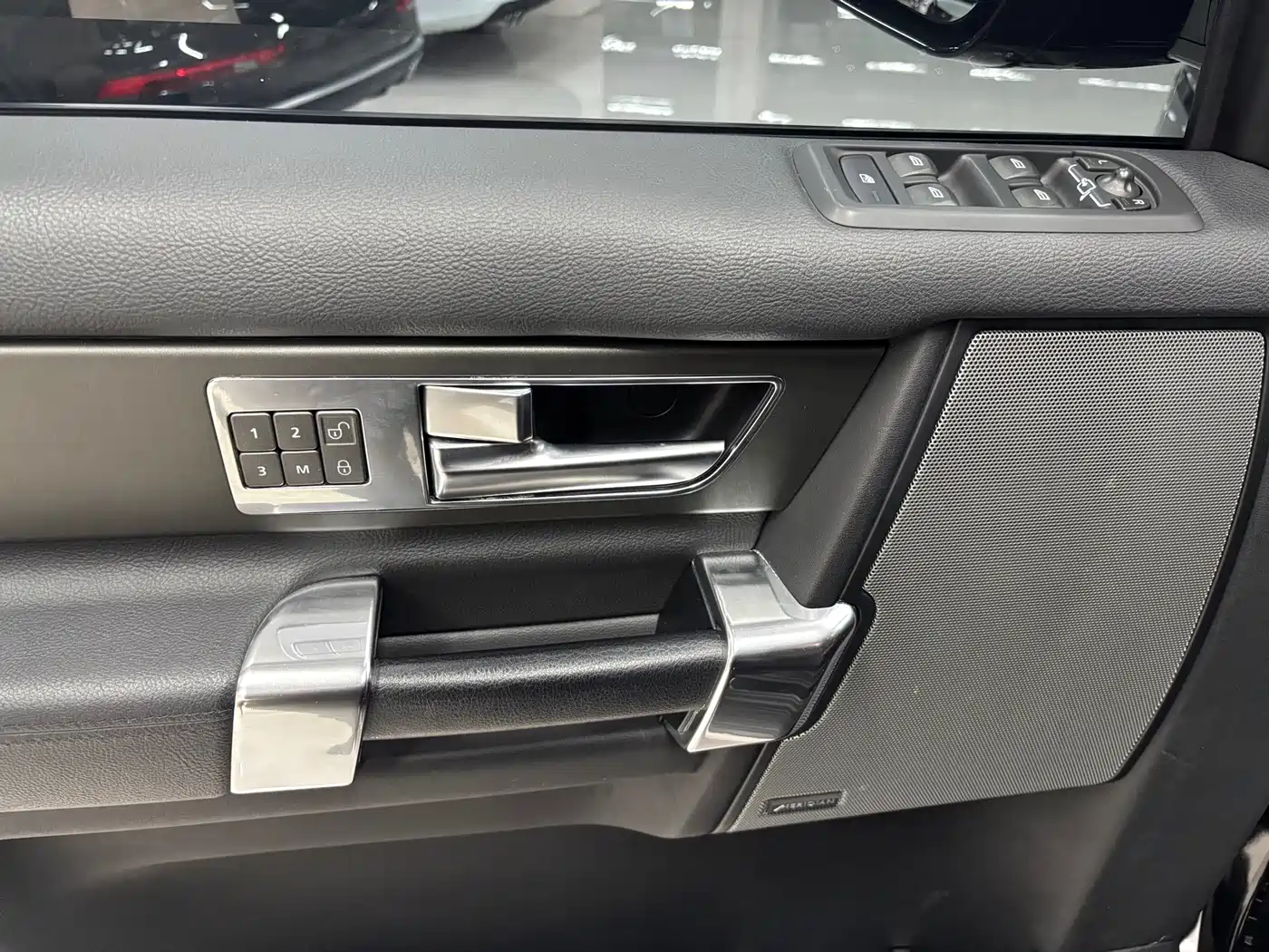 Land Rover Discovery 2016 3.0 SC V6 SE фото 21