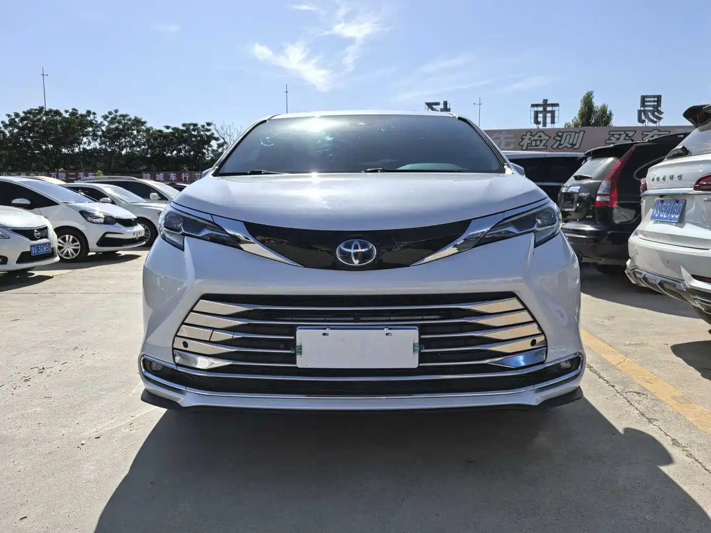 Toyota Sienna 2023 2.5L Hybrid Comfort Edition фото 2