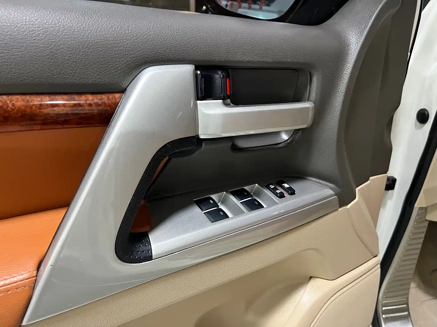 Toyota Land Cruiser (Import) 2015 4.0L V6 Middle East Low Configuration Edition фото 13