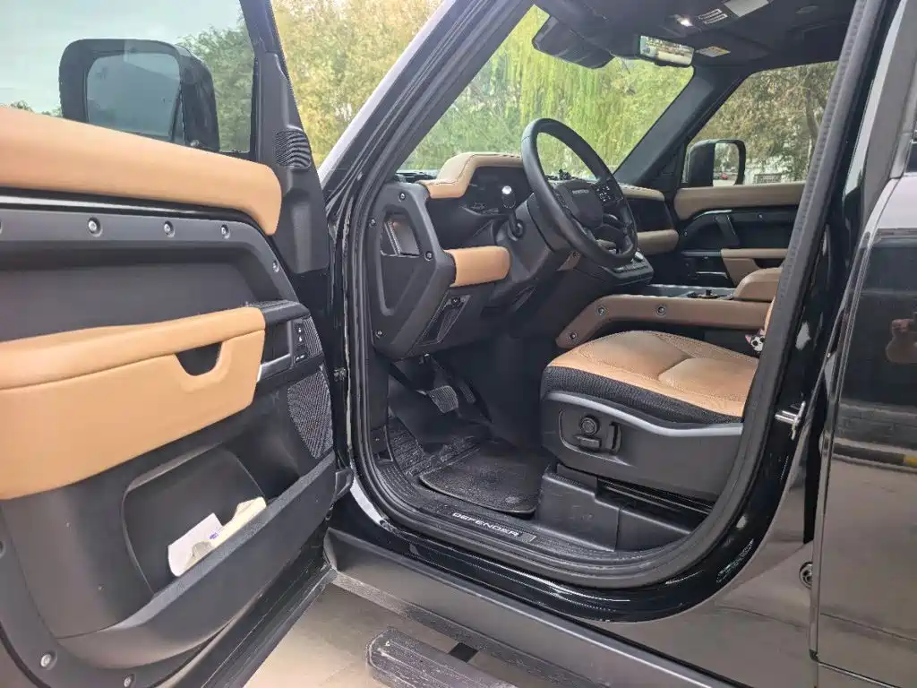 Photo 4 - Land Rover Defender