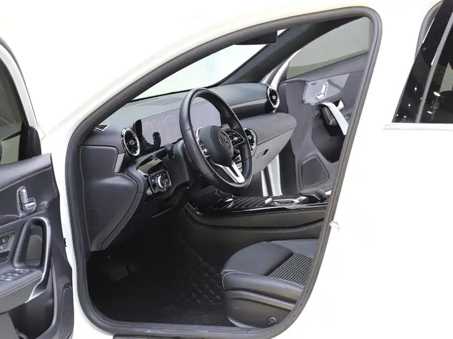 Mercedes-Benz A-Class (Import) 2019 A 200 Fashion Version фото 5