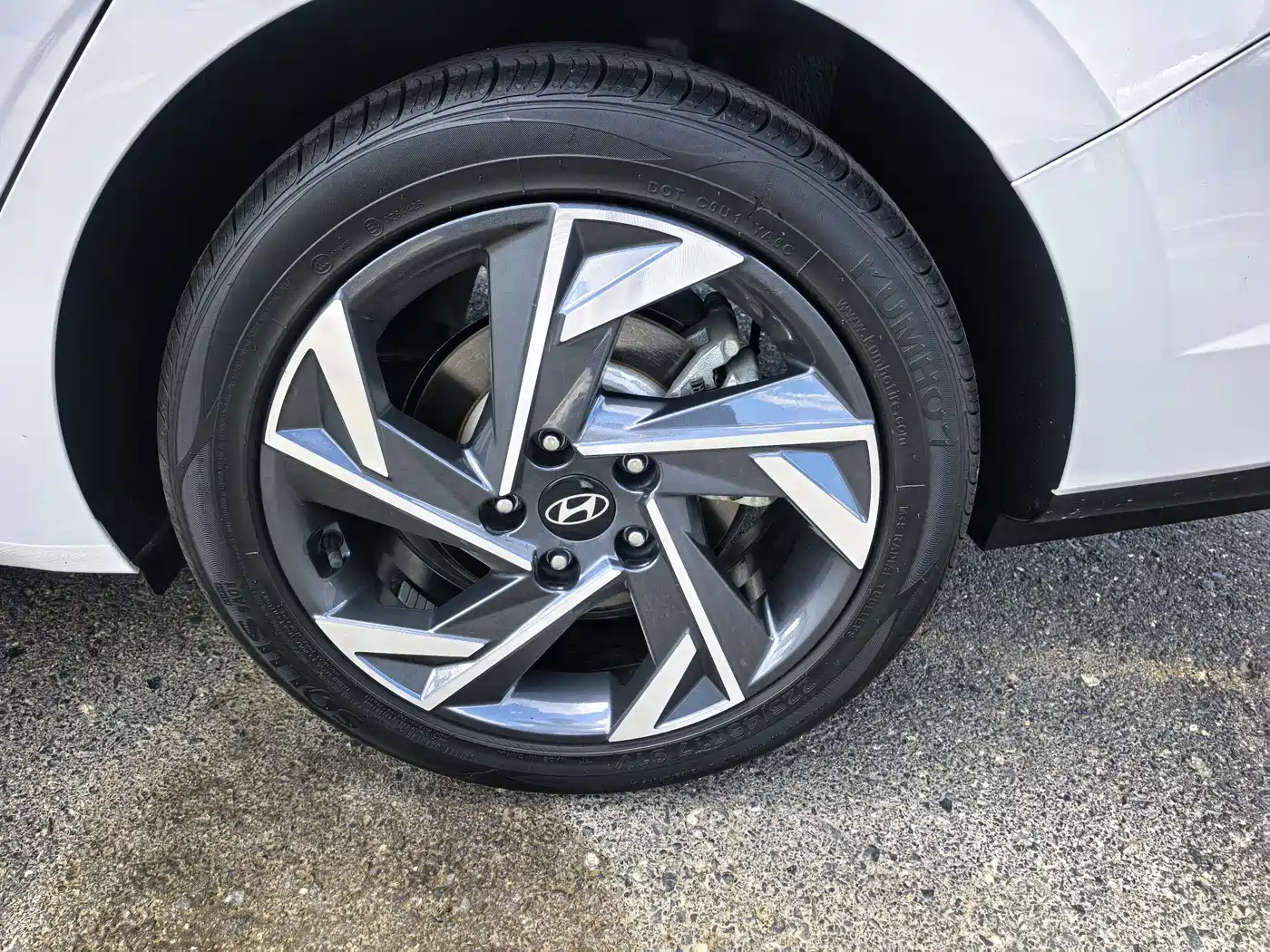 Hyundai Elantra 2023 Model 1.5L CVT LUX Premium Edition фото 7
