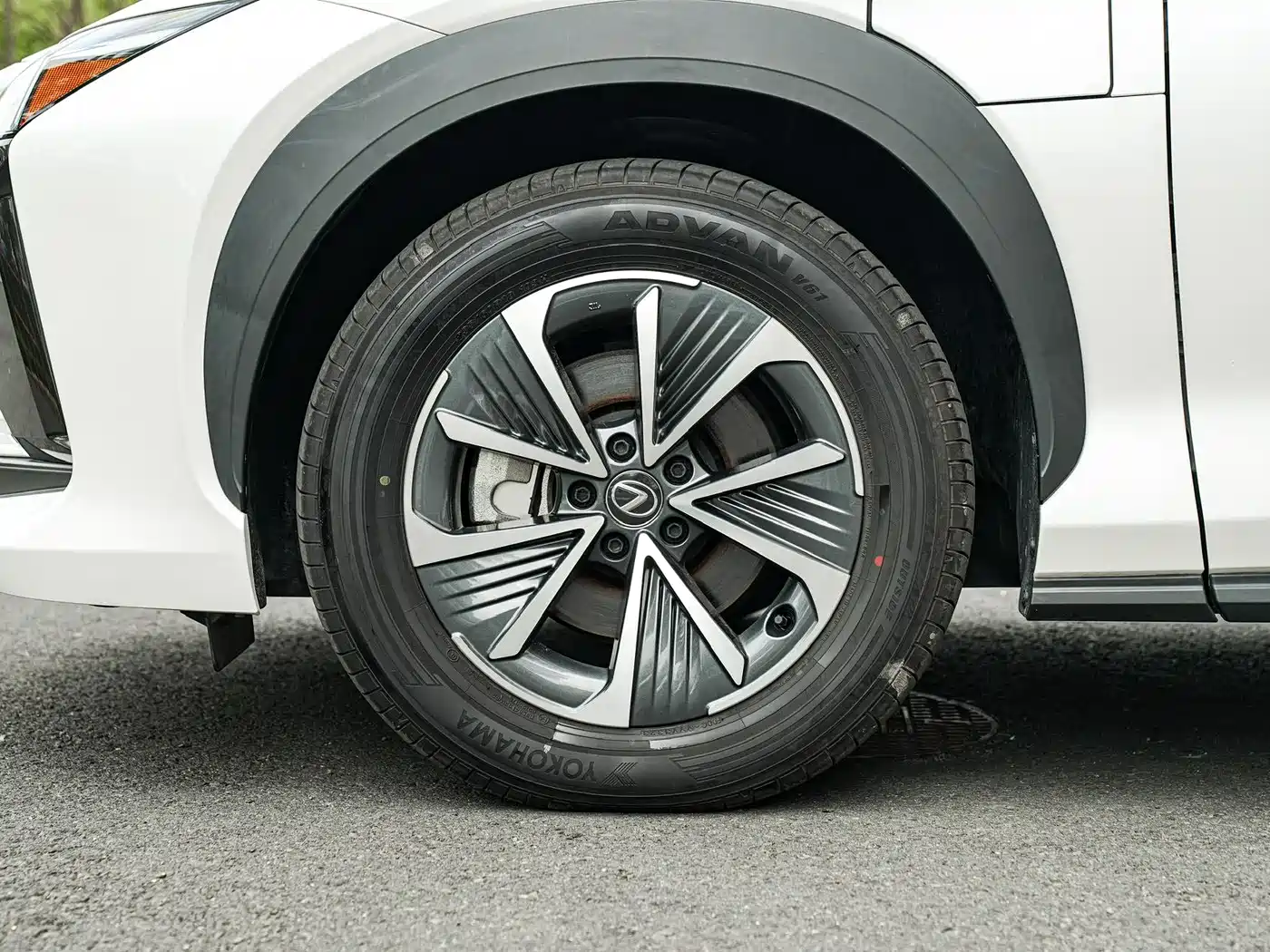 Lexus RZ 2023 450e 4WD Deluxe фото 8