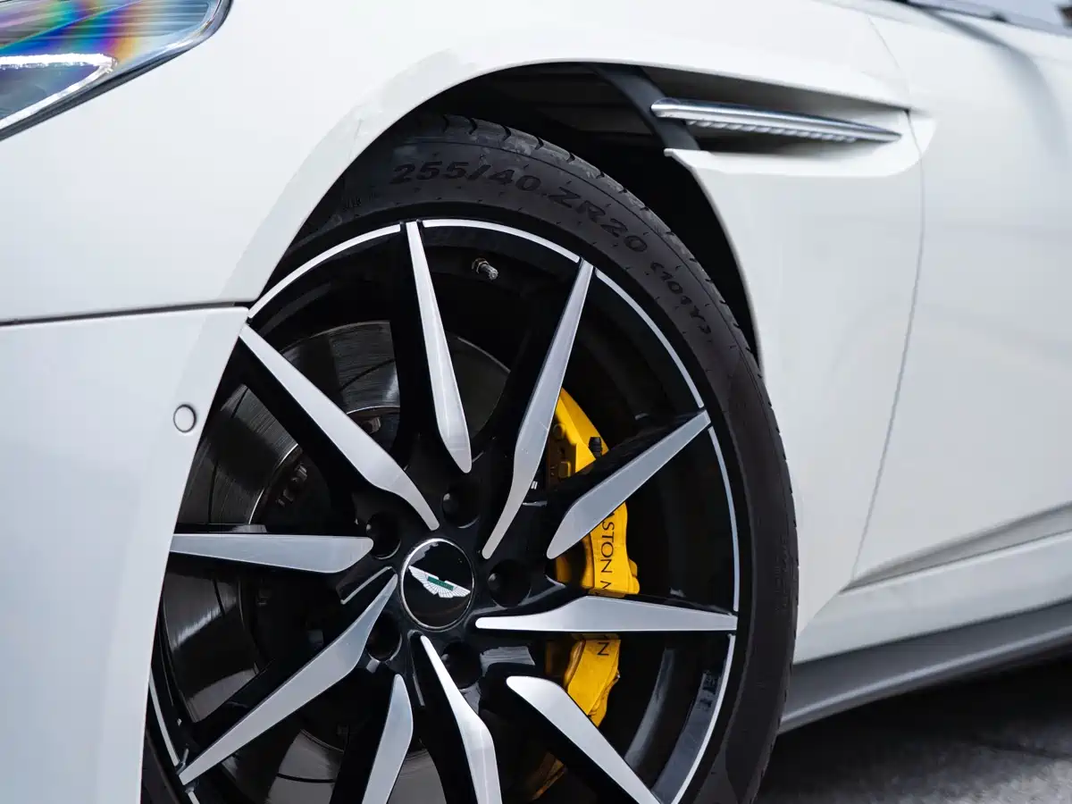 Фото 5 - Aston Martin DB11
