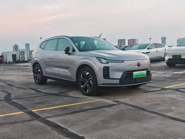 Volvo XC70 Plug-in Hybrid 2025 Standard — фото 3
