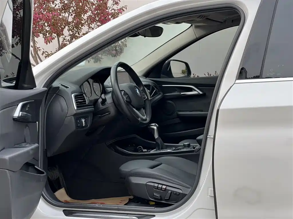 BMW 1 Series 2018 Facelift 118i Sport фото 12
