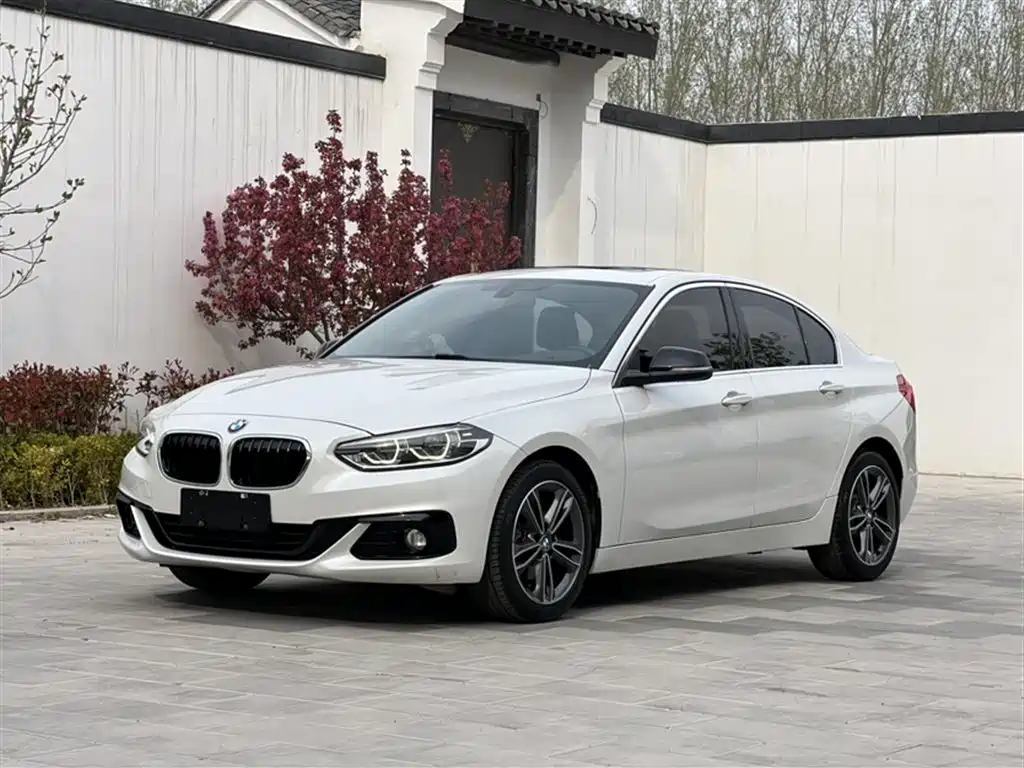 BMW 1 Series 2018 Facelift 118i Sport фото 2