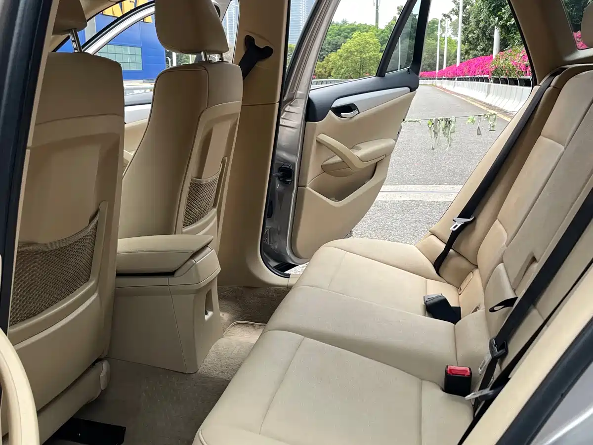 BMW X1 2012 sDrive20i Leading Model фото 12