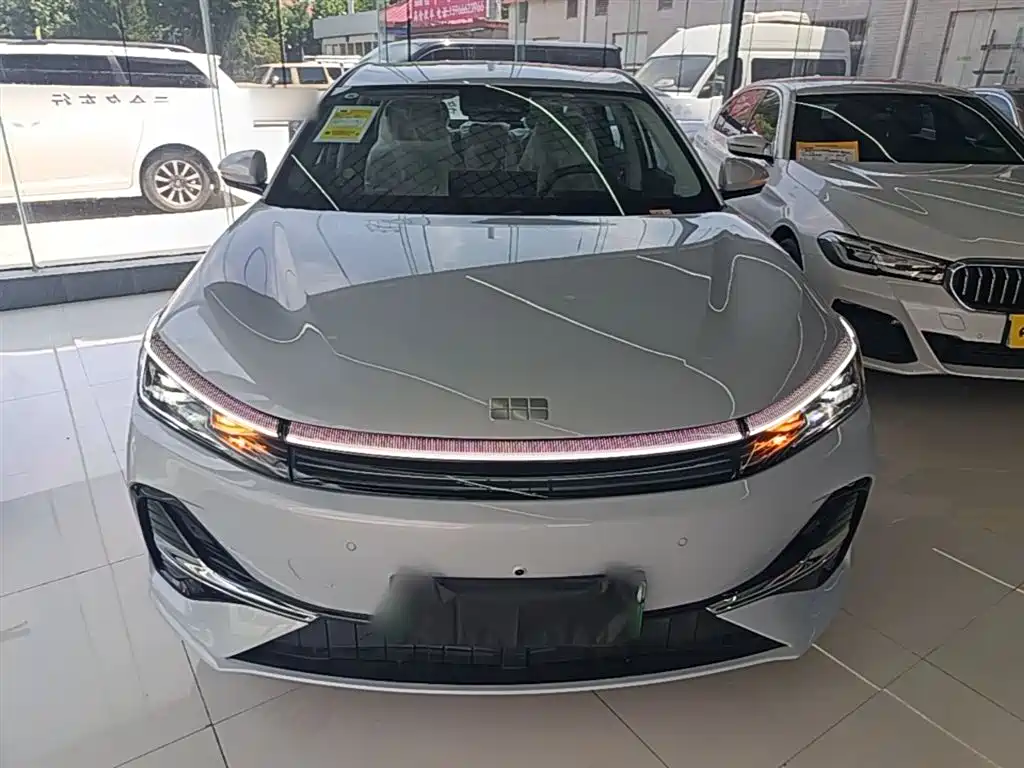 Geely Galaxy Galaxy A7 2025 EM-i 70km Voyage Edition фото 3