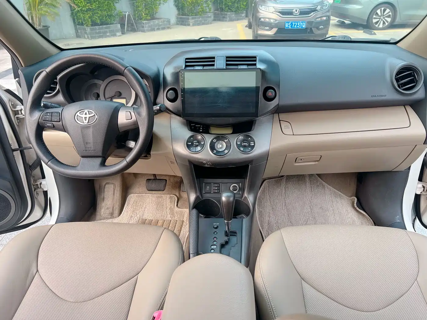 Toyota RAV4 Rongfang 2011 2.0L Automatic Luxury Edition фото 10