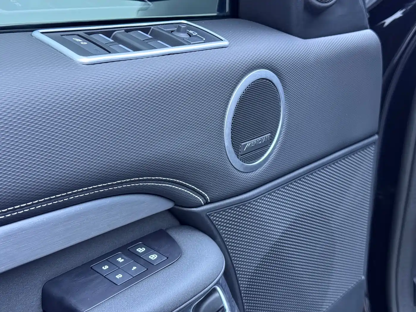 Land Rover Discovery 2023 360PS R-Dynamic SE фото 8