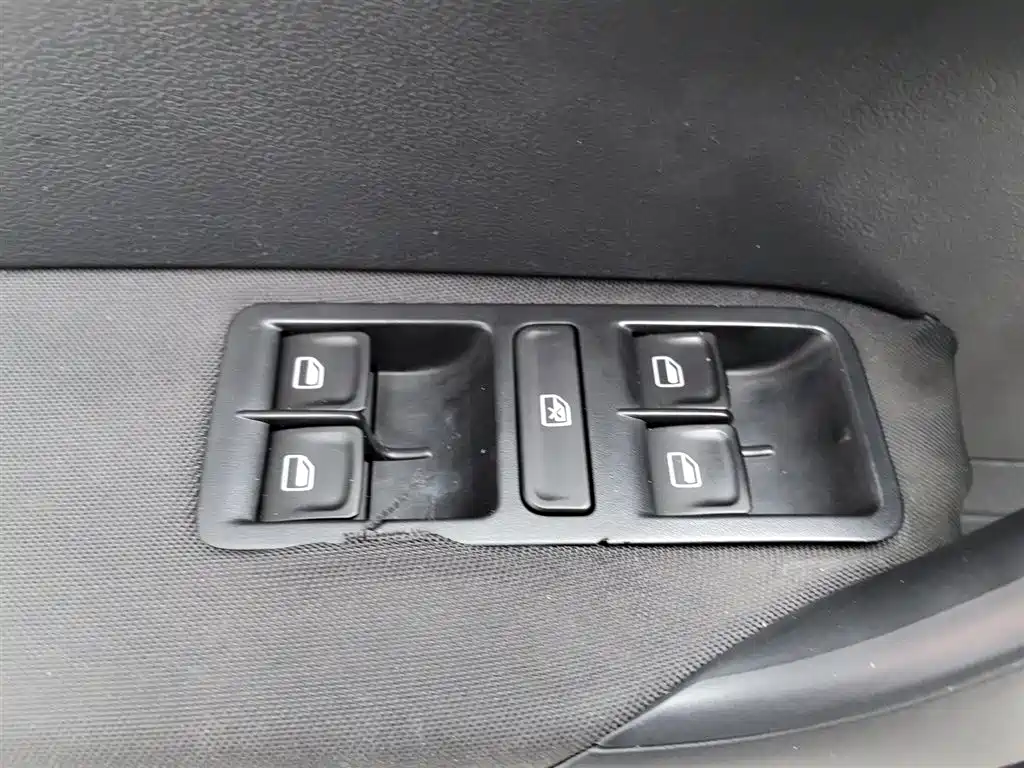 Volkswagen Polo 2014 1.4L Manual Trend Edition фото 9