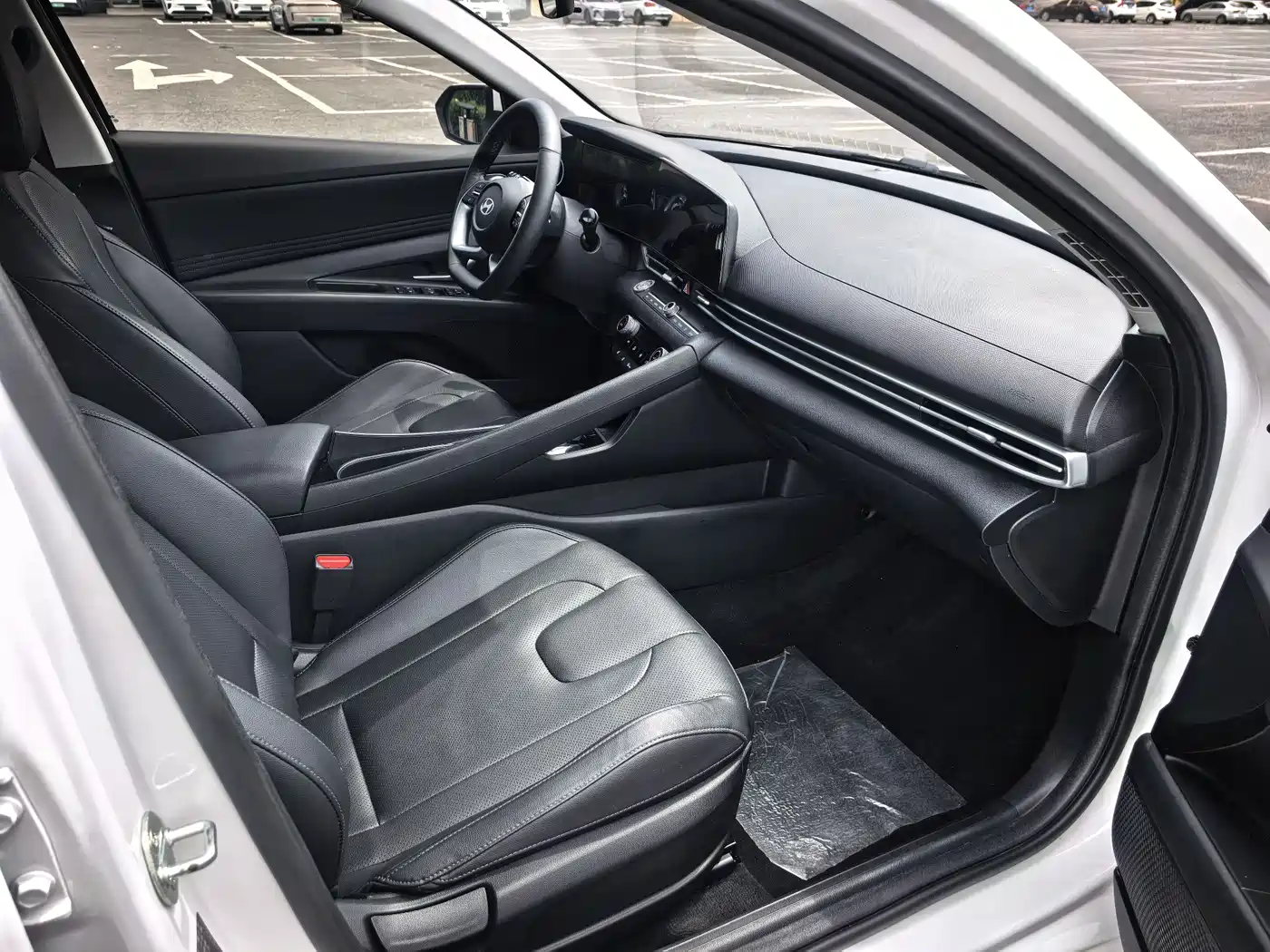 Hyundai Elantra 2023 Model 1.5L CVT LUX Premium Edition фото 21