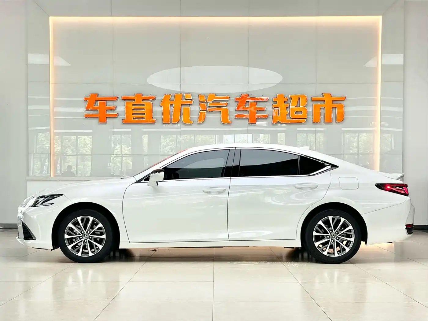 Lexus ES 2025 300h Ultimate Edition фото 4
