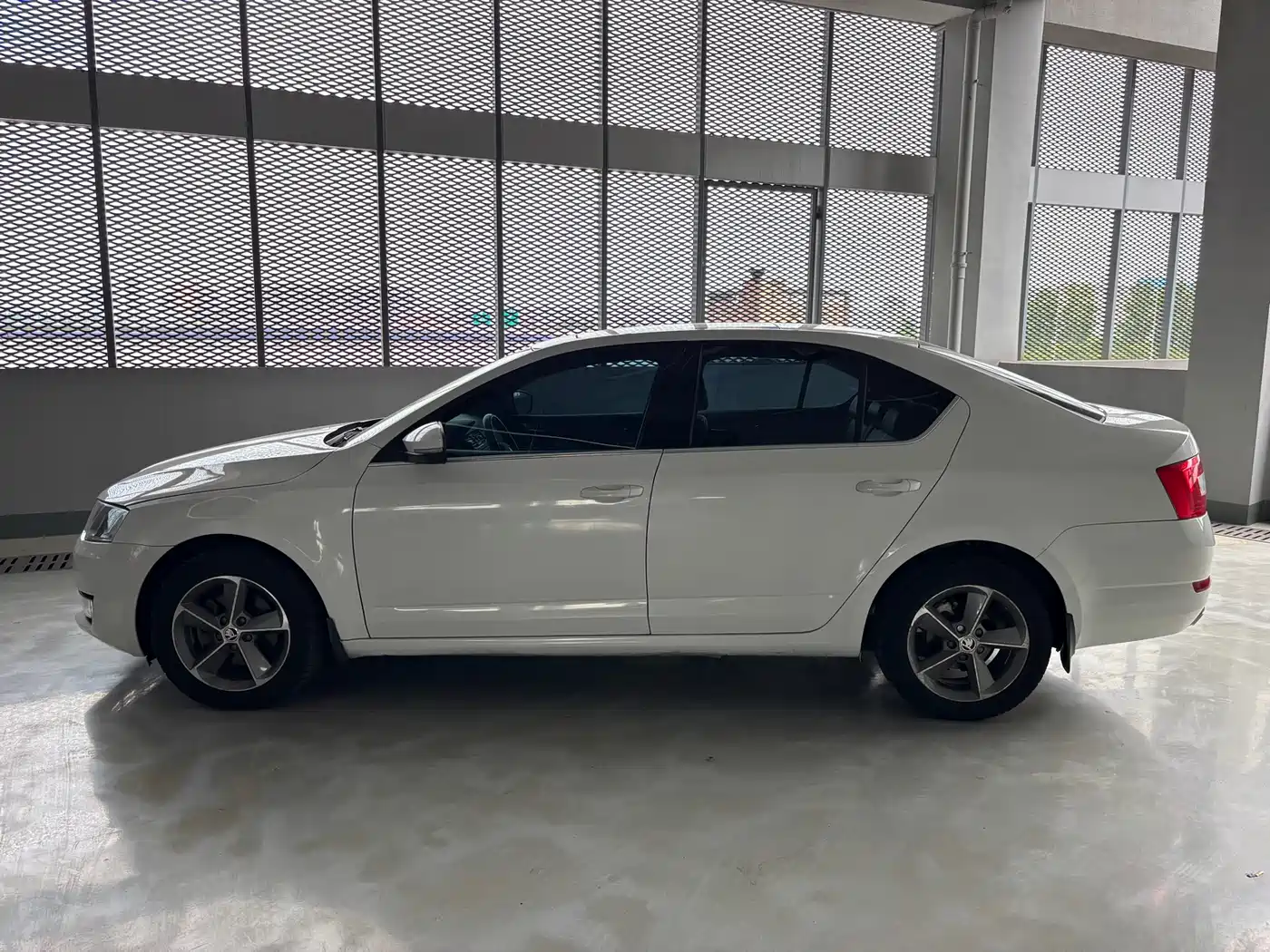 Škoda Octavia 2016 1.6L Automatic Smart Edition фото 14