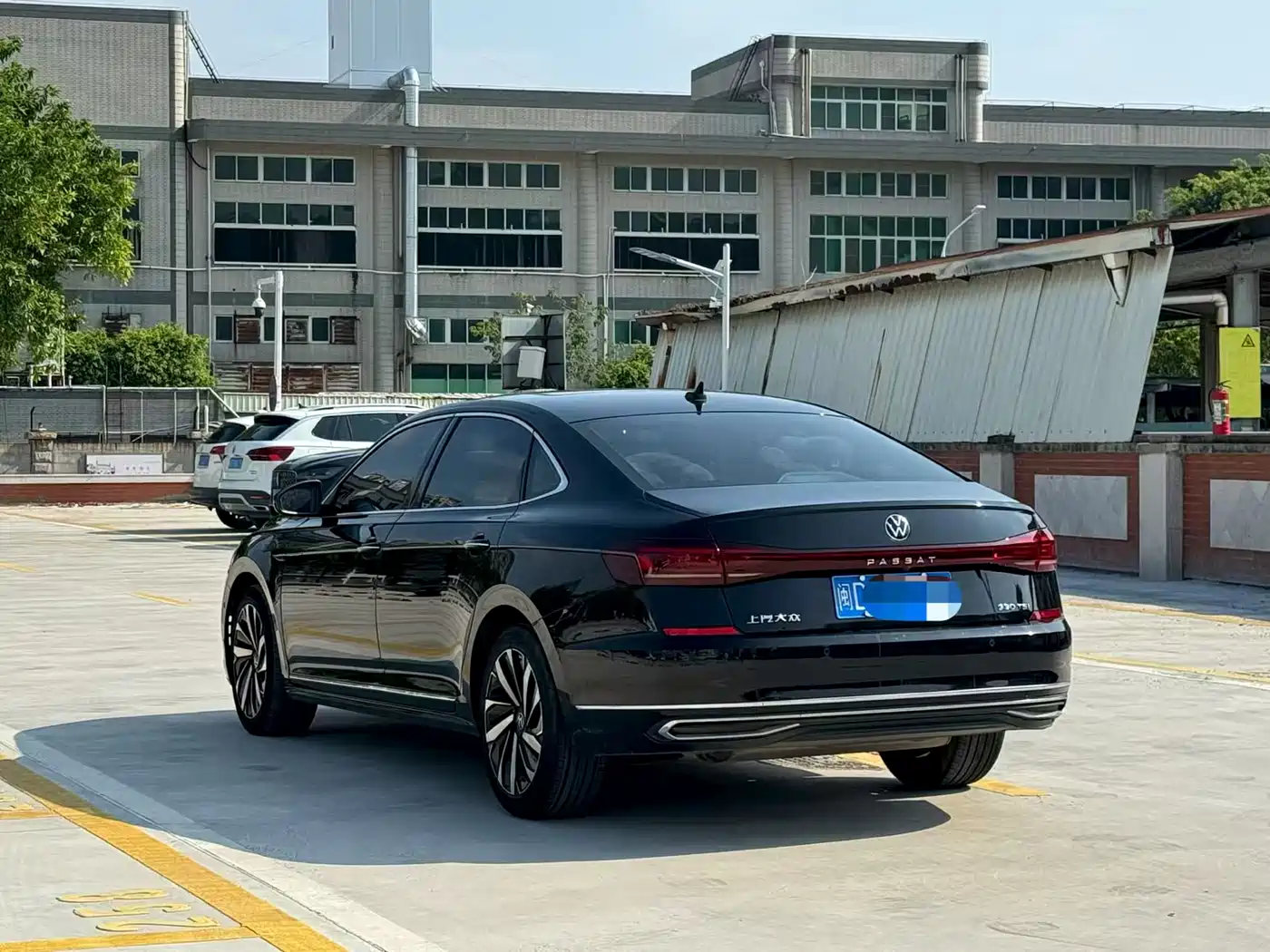 Volkswagen Passat 2022 330TSI Luxury Edition фото 6