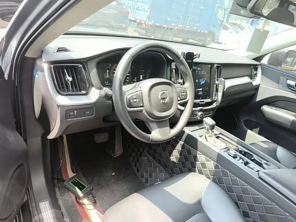 Фото 10 - Volvo XC60