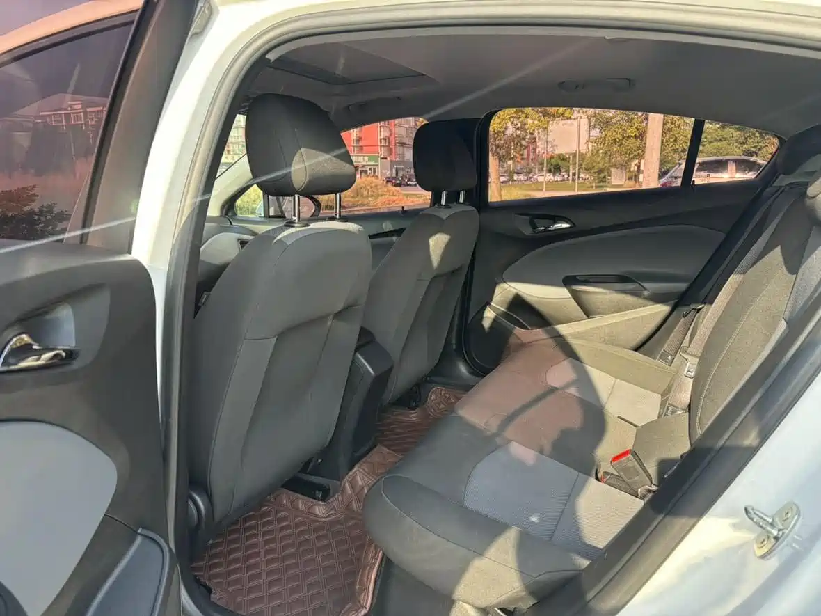 Chevrolet Cruze 2018 Hatchback 320 Automatic Pioneer Sunroof Edition фото 5