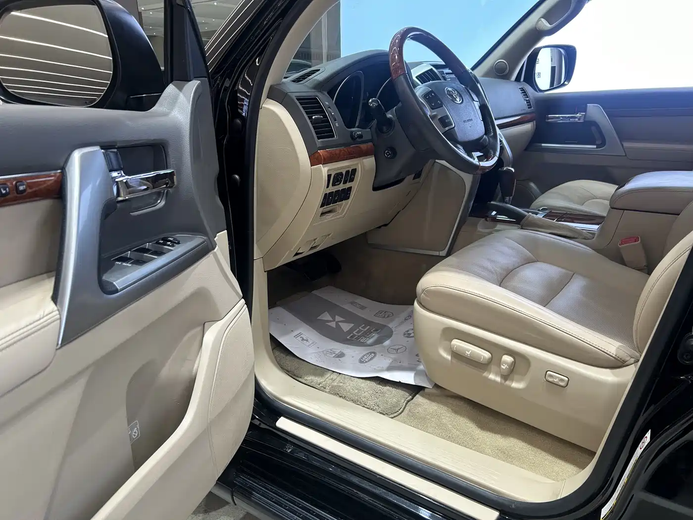 Toyota Land Cruiser 2012 4.6L Automatic VX-R фото 9