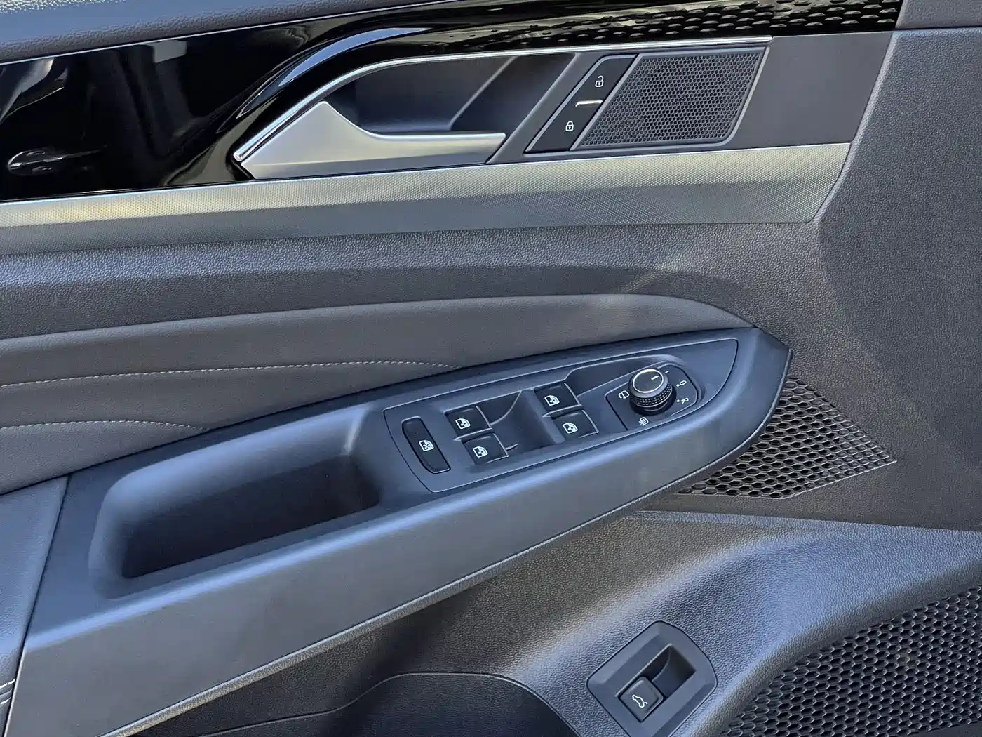 Volkswagen Passat 2022 330TSI Starlight Luxury Edition фото 16