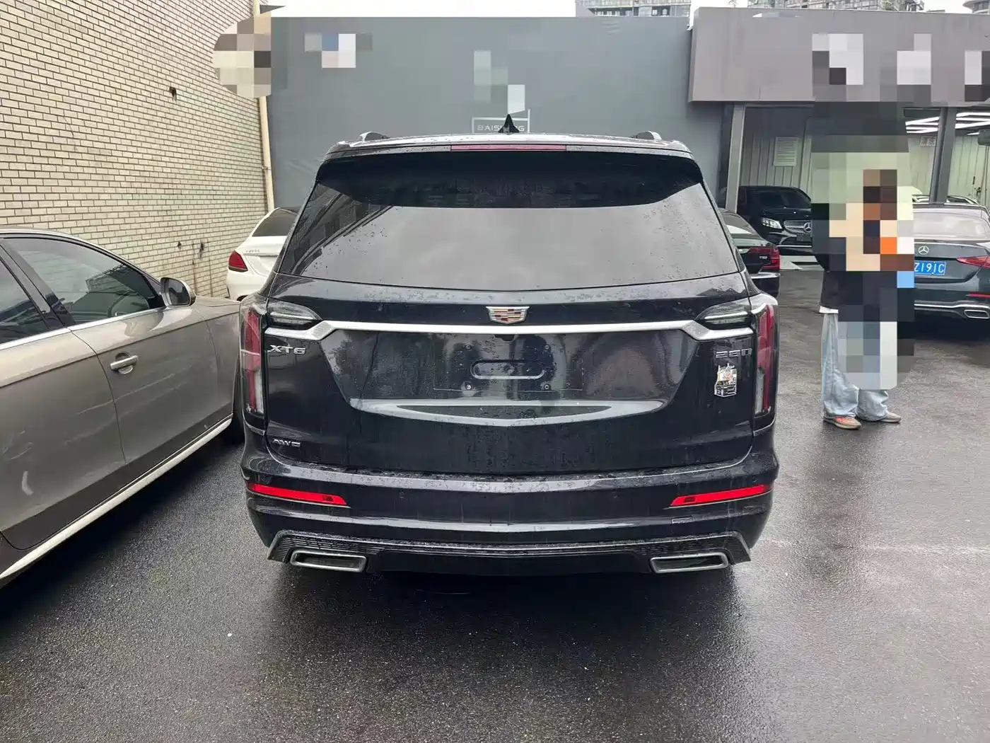 Photo 7 - Cadillac XT6