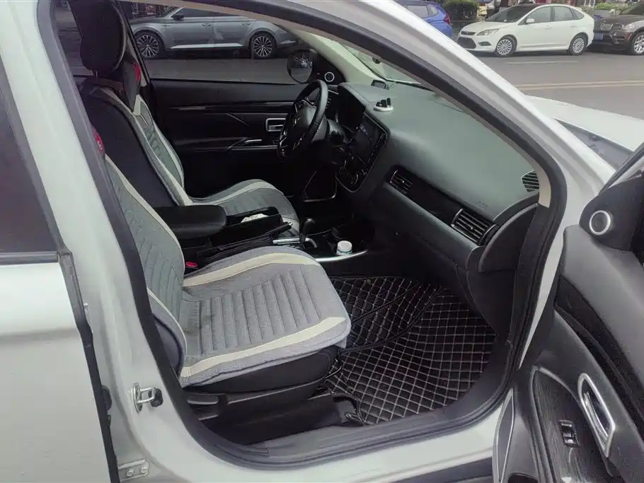 Mitsubishi Outlander 2018 2.0L 2WD Glory Edition 5-seater фото 8