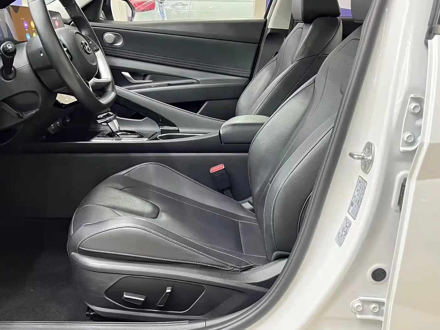Hyundai Elantra 2022 1.5L CVT LUX Premium Edition фото 13